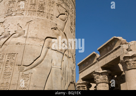 Säule und Fassade am Tempel von Haroeris und Sobek in Kom Ombo im Niltal, Oberägypten Stockfoto