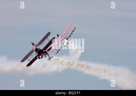 Team Guinot Bildung Wingwalking auf RAF Leuchars Airshow 2009, Fife, Schottland Stockfoto