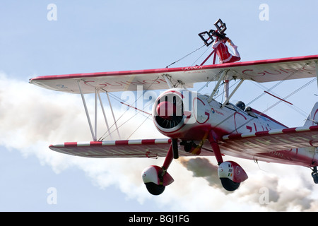 Team Guinot Bildung Wingwalking auf RAF Leuchars Airshow 2009, Fife, Schottland Stockfoto