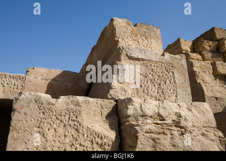 Demonstration der Technik der Stein Dressing auf Blöcke an den Tempel Kom Ombo im Niltal, Oberägypten Stockfoto