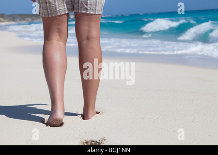 Blick auf ein Womans Beine, tragen Shorts am Strand in der Karibik Stockfoto