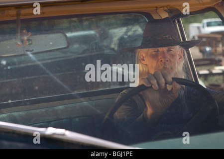 Ein älterer Mann mit einem weißen Bart ein Pickup-Truck zu fahren und starrte aus dem Fenster Stockfoto