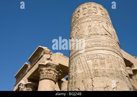 Säule und Fassade am Tempel von Haroeris und Sobek in Kom Ombo im Niltal, Oberägypten Stockfoto