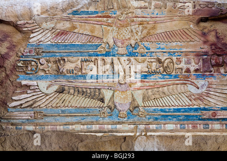 Bemalte Geier an der Decke im Tempel von Haroeris und Sobek in Kom Ombo im Niltal, Oberägypten Stockfoto