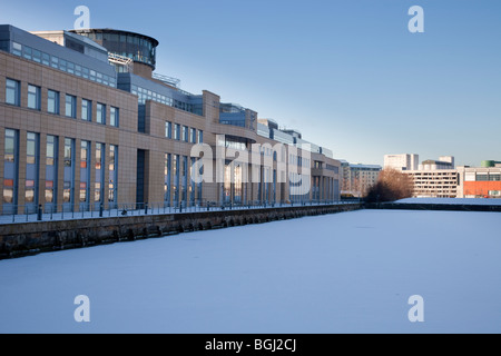 Schottische Regierung Gebäuden mit gefrorenen Teich Stockfoto