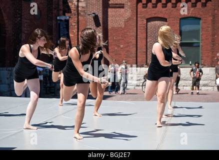 Moderner Tanz-Performance in den historischen Distillery District in Toronto, Kanada Stockfoto