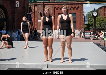 Moderner Tanz-Performance in den historischen Distillery District in Toronto, Kanada Stockfoto