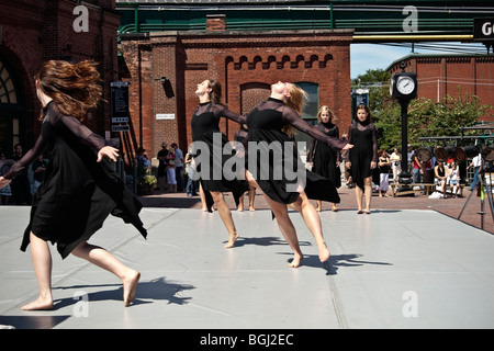 Moderner Tanz-Performance in den historischen Distillery District in Toronto, Kanada Stockfoto