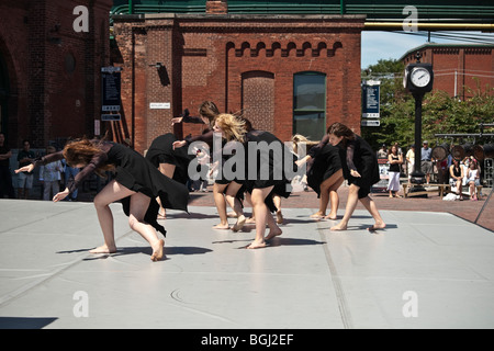 Moderner Tanz-Performance in den historischen Distillery District in Toronto, Kanada Stockfoto