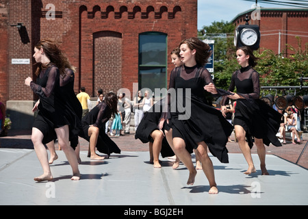 Moderner Tanz-Performance in den historischen Distillery District in Toronto, Kanada Stockfoto