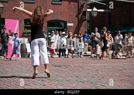 Moderner Tanz-Performance in den historischen Distillery District in Toronto, Kanada Stockfoto