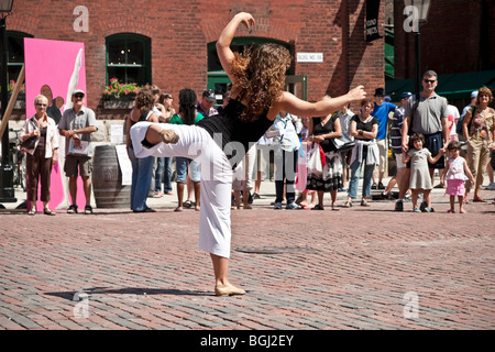 Moderner Tanz-Performance in den historischen Distillery District in Toronto, Kanada Stockfoto