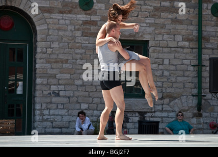 Moderner Tanz-Performance in den historischen Distillery District in Toronto, Kanada Stockfoto