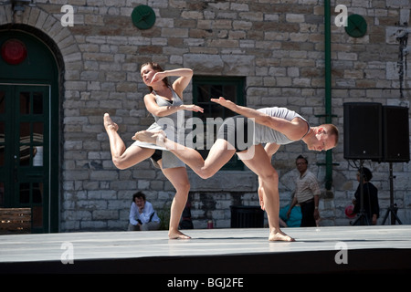 Moderner Tanz-Performance in den historischen Distillery District in Toronto, Kanada Stockfoto