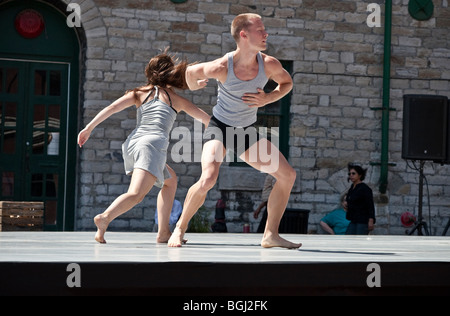 Moderner Tanz-Performance in den historischen Distillery District in Toronto, Kanada Stockfoto