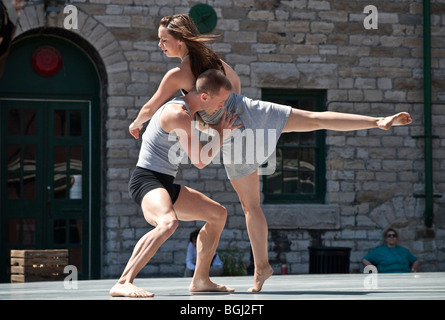 Moderner Tanz-Performance in den historischen Distillery District in Toronto, Kanada Stockfoto