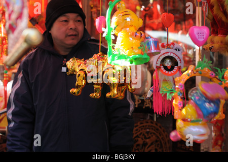 Souvenirs und Spielzeuge für den Verkauf auf Mott Street in Manhattan Chinatown. 10. Januar 2010 Stockfoto