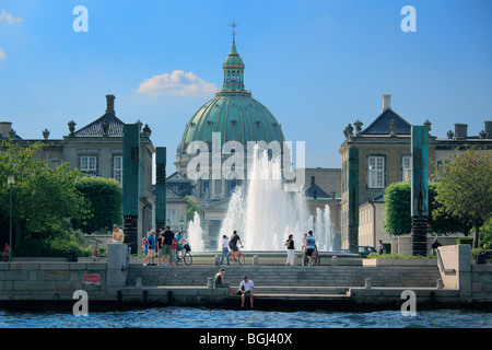 Schloss Amalienborg ist die Winterresidenz der dänischen Königsfamilie und befindet sich in Kopenhagen, Dänemark. Stockfoto