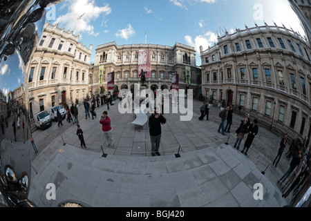 Nahaufnahme von "Großer Baum & das Auge" von Anish Kapoor, der königlichen Akademie Annenberg Hofe, London, UK. Nov 2009 Stockfoto