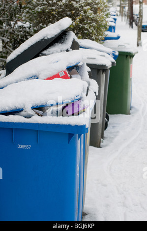 Reihe von voll Schnee bedeckt Wheelie Papierkörbe Stockfoto