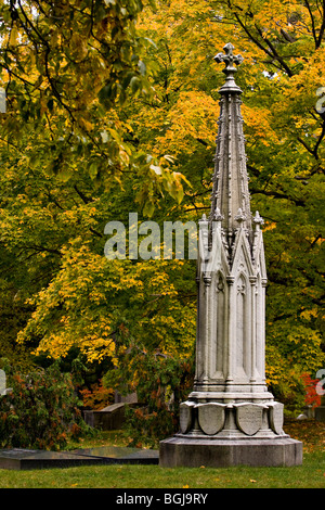 Forest Hills Cemetery. Verwitterte gotisches Grab Marker im Herbst. Stockfoto