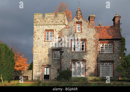 West Gate Gardens und Turmhaus, Büro des Oberbürgermeisters in Canterbury Kent England Stockfoto