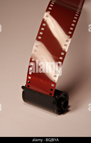 Rollen des 35mm-Film auf weißem Hintergrund. Stockfoto