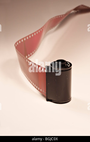 Rollen des 35mm-Film auf weißem Hintergrund. Stockfoto