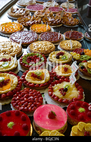 Auswahl an Kuchen und Torten mit Obst Stockfoto