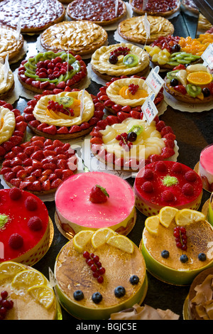 Auswahl an Kuchen und Torten mit Obst Stockfoto