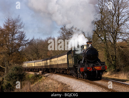 In der Frühlingssonne übergibt Ex GWR 9351 Wasser Farm Brücke auf der West Somerset Railway, UK mit einem Zug für Bishops Lydeard Stockfoto