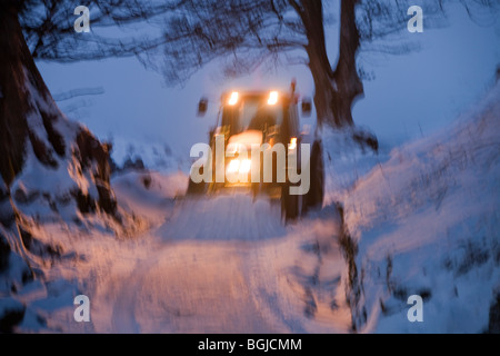 Ein Landwirt Schneeräumung von einer Gasse in der Nähe von Ambleside Schnee, Lake District, Großbritannien. Stockfoto