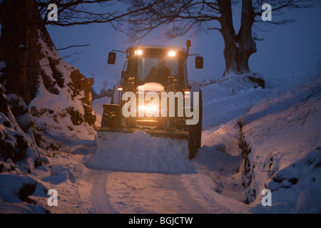 Ein Landwirt Schneeräumung von einer Gasse in der Nähe von Ambleside Schnee, Lake District, Großbritannien. Stockfoto