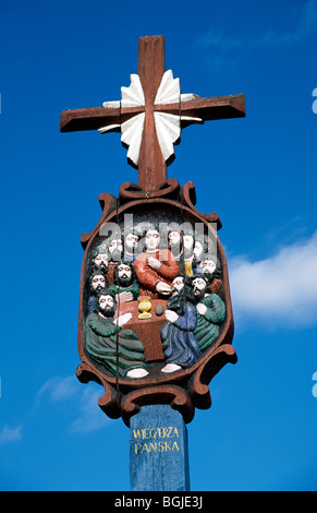 Holzpfosten mit Flachrelief von der mystischen Abendmahl (1900-s), Rumsiskes bei Kaunas, Open air Museum, Litauen Stockfoto