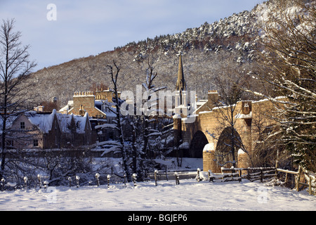 Die Royal Deeside Dorf Ballater, Aberdeenshire, Schottland, UK, im Schnee während des Winters gesehen Stockfoto