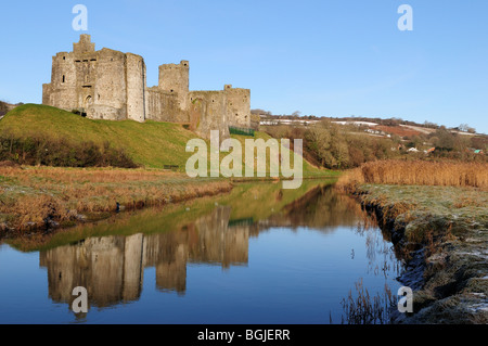 Kidwelly Castle spiegelt sich in den Gwendraeth Fluss Carmarthenshire Wales Cymru UK GB Stockfoto