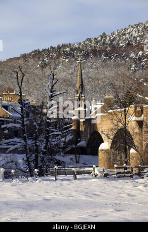 Die Royal Deeside Dorf Ballater, Aberdeenshire, Schottland, UK, im Schnee während des Winters gesehen Stockfoto