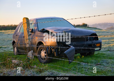 Ein Autowrack auf einem Feld am frühen Morgen, in Frost bedeckt. Grenzen der Dorset und Hampshire. UK Stockfoto
