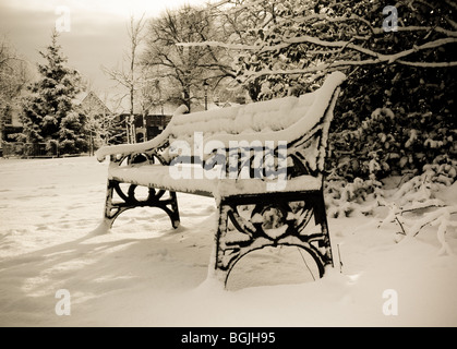 Schneebedeckte Parkbank in ein Winter-Wunderland Stockfoto