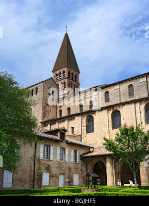Romanische Kirche von St. Philibert (Anfang des 11. Jahrhunderts), Tournus, Burgund, Frankreich Stockfoto