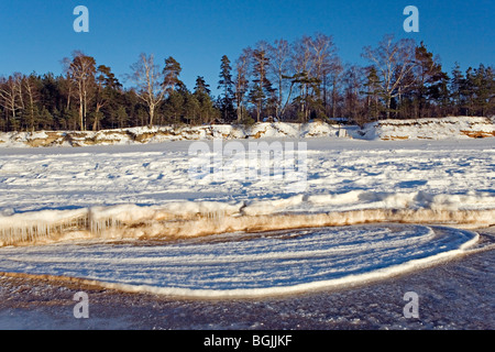 Winterliche Ostseeküste bei Ezurgu Klippen in Vidzeme Lettland Stockfoto