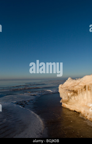 Eiszapfen am winterlichen Küste Ostsee Golf von Riga im Ezurgu Cliffs in Vidzeme Lettland Stockfoto