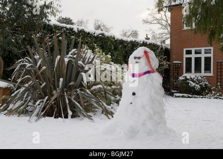 Winterwetter 2010, Schneemänner im Vorstadthaus-Vorstadtgarten starker Schneefall. Surrey England Großbritannien. 2010er Jahre HOMER SYKES Stockfoto