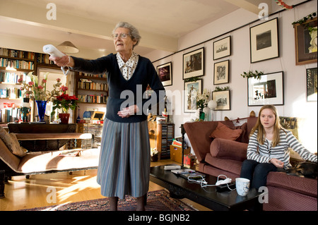 Eine Oma spielt mit ihrer Enkelin auf ein Wii-Spiel Stockfoto