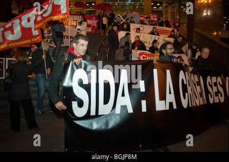 Paris, Frankreich, verdrängt Anti-AIDS-Aktivisten von Act Up Paris und andere HIV/AIDS-Gruppen, die am 1. Dezember, dem Welt-Aids-Tag, gegen AIDS protestieren Stockfoto