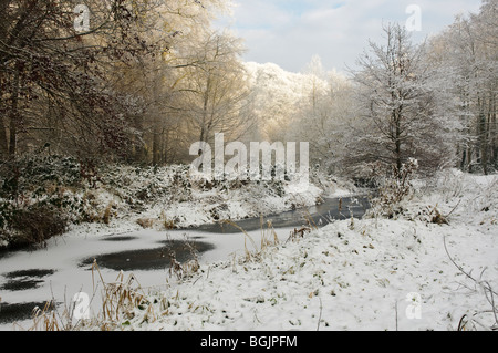 Minnowburn River, Belfast, gefroren und mit Schnee bedeckt Stockfoto