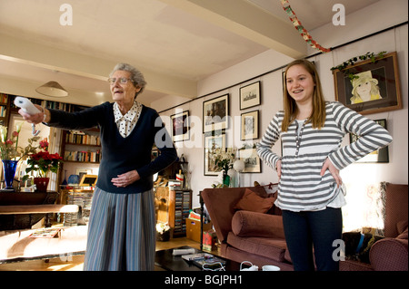 Eine Oma spielt mit ihrer Enkelin auf ein Wii-Spiel Stockfoto