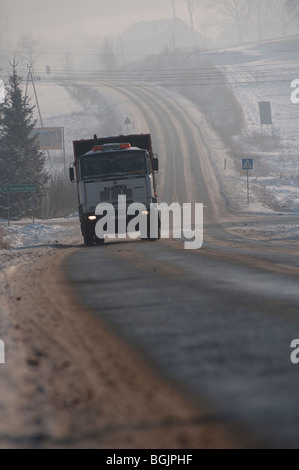 Ansicht eines LKW auf einer eisglatten Straße im Umlauf. Jelenia Gora, Polen Stockfoto