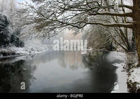 Fluss Lagan bei Minnowburn, Belfast, Halbgefrorenes, Banken mit Schnee bedeckt. Stockfoto