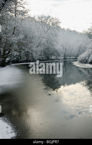 Fluss Lagan bei Minnowburn, Belfast, Halbgefrorenes, Banken mit Schnee bedeckt. Stockfoto